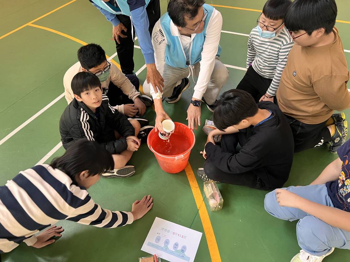 河堤國小攜手社區志工 守護愛河水質傳承環保精神。