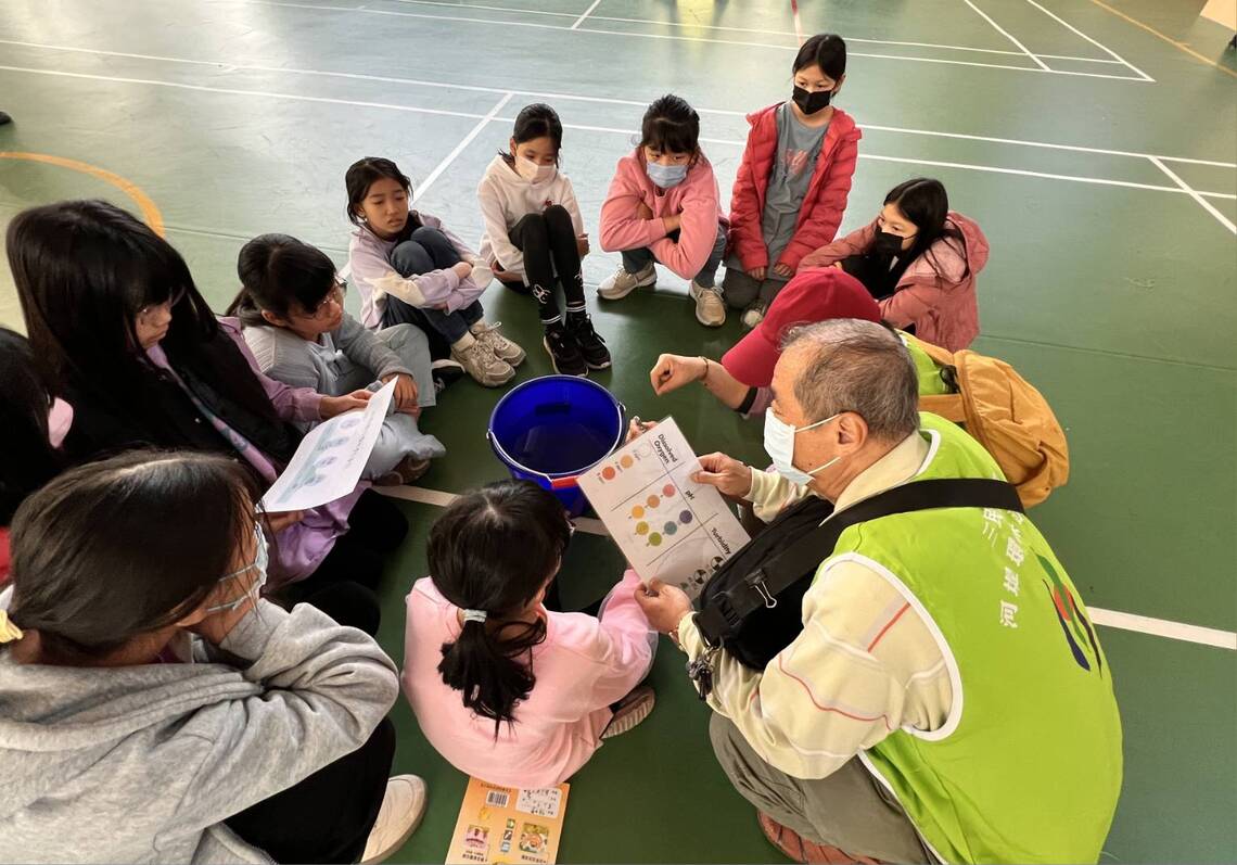 河堤國小攜手社區志工 守護愛河水質傳承環保精神。