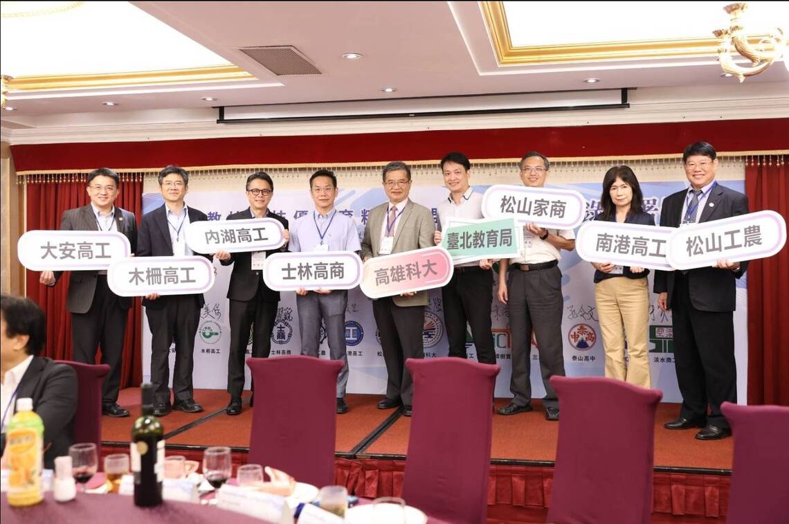 圖/楊益強校長與台北市技高七顆星7所學校的校長南下參訪高科大,與高科大校長楊慶煜合影。(記者陳雯萍翻攝)