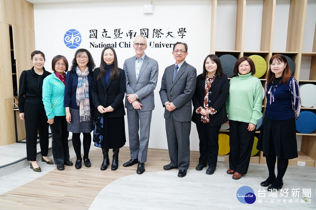 美國俄亥俄州立大學(OSU)文理學院院長 David Horn 博士(中)與暨大教授群,於參訪活動合影。(圖/<br /><br /> 暨大提供)<br /><br />