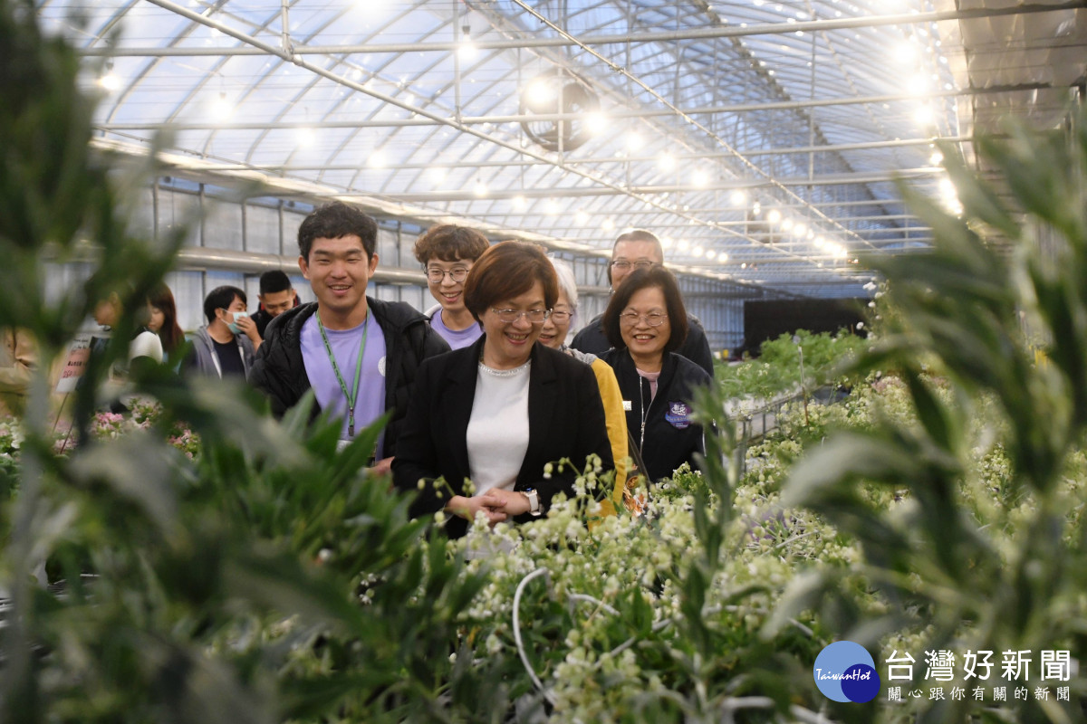 縣長王惠美表示訪視「香久園」，兩位青農謝丞傑、匡易共同經營，相當有創意，且研發許多新品種的花卉。圖／彰化縣政府提供