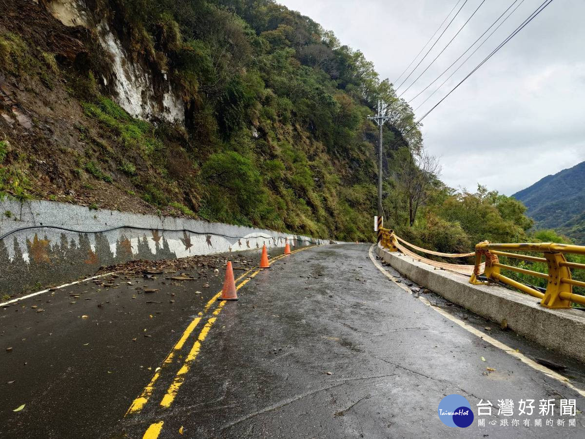 奧萬大聯外道路多處發生土石崩落及道路泥流。