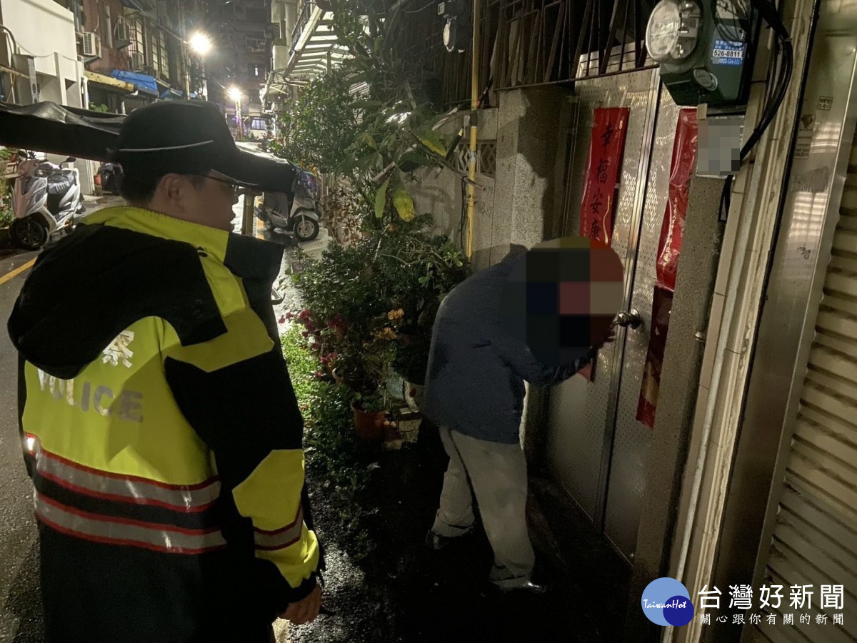 竹市西門派出所所長邱致崴冒雨步行帶迷途長者回家。