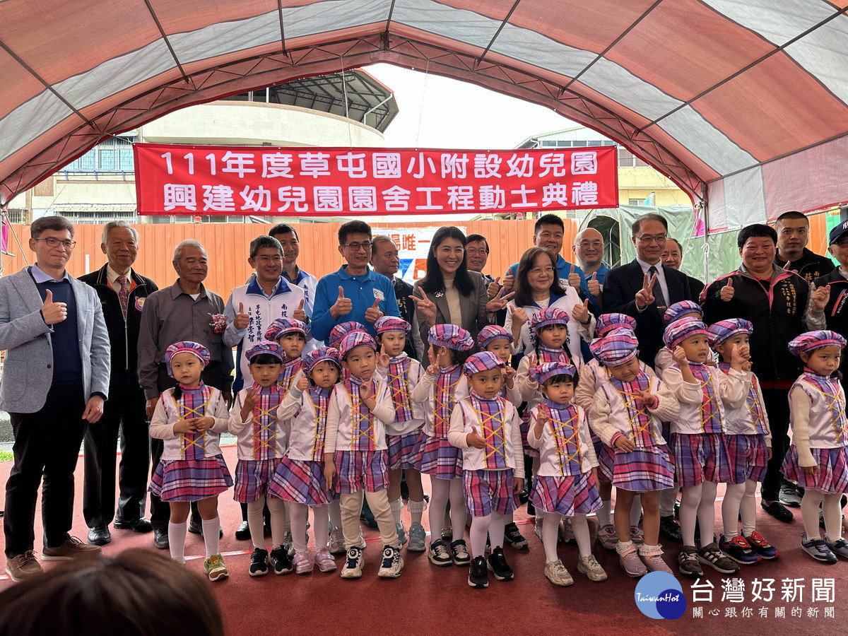許縣長發送小紅包和來賓與幼童合影。(記者扶小萍攝)