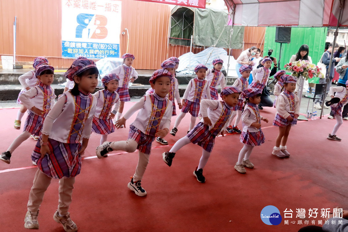 幼兒園小朋友可愛的表演。(記者扶小萍攝)