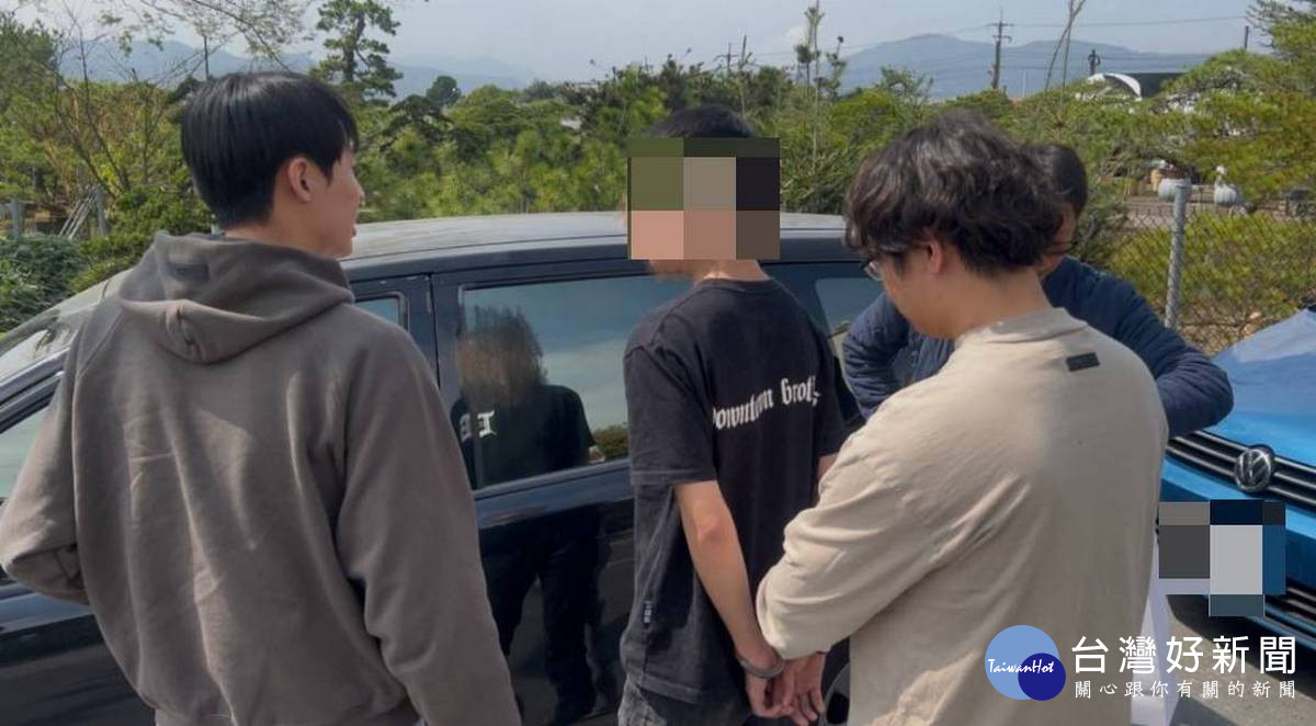 埔里警分局埋伏緝詐，成功埋伏逮捕面交車手陳姓男子，現場查扣百萬贓款及手機。（埔里警分局提供）