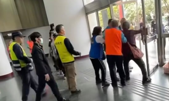 花蓮花崗國中前教師葉春蓮被人強拉出會場,檢方已展開偵辦,她也以證人身份完成訊問。翻攝周軒臉書
