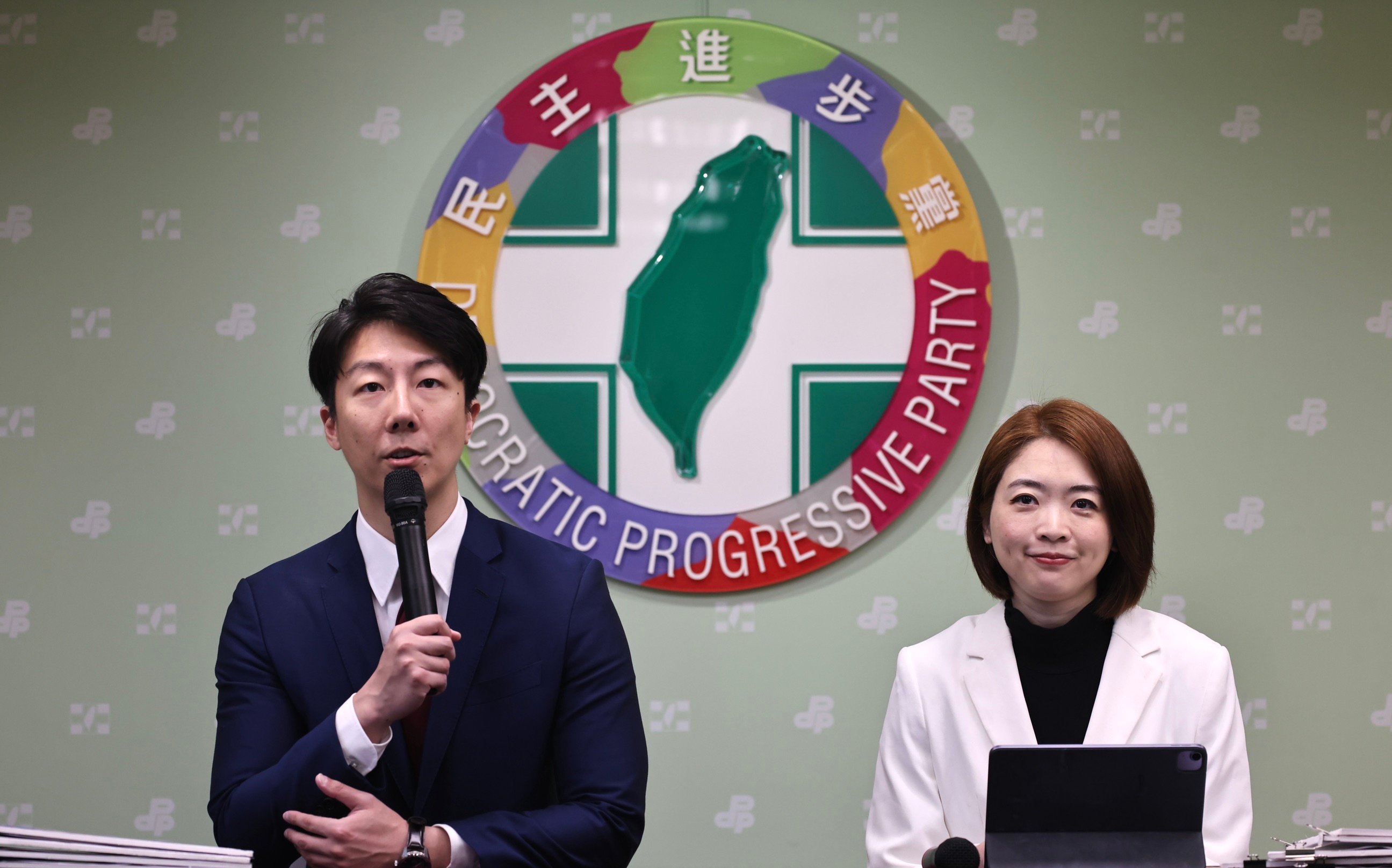 民進黨發言人吳崢、韓瑩召開「凍刪預算讓國際擔心 藍白應同意總預算覆議」記者會。林啟弘攝