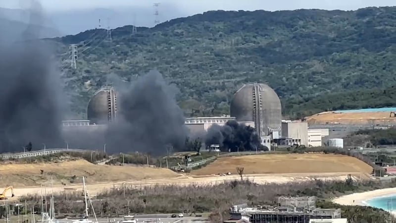 屏東恆春台電核三廠6日上午突冒黑煙,屏東縣消防局回報表示,現場為廢棄空壓機廠房後方2座冷卻水塔起火,火勢已熄滅、無安全疑慮。中央社