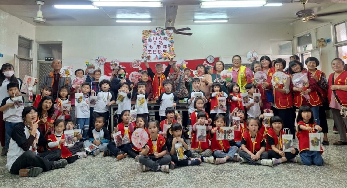 華山大寮二站七周年 幼童伴獨老DIY永生花歡渡婦女節