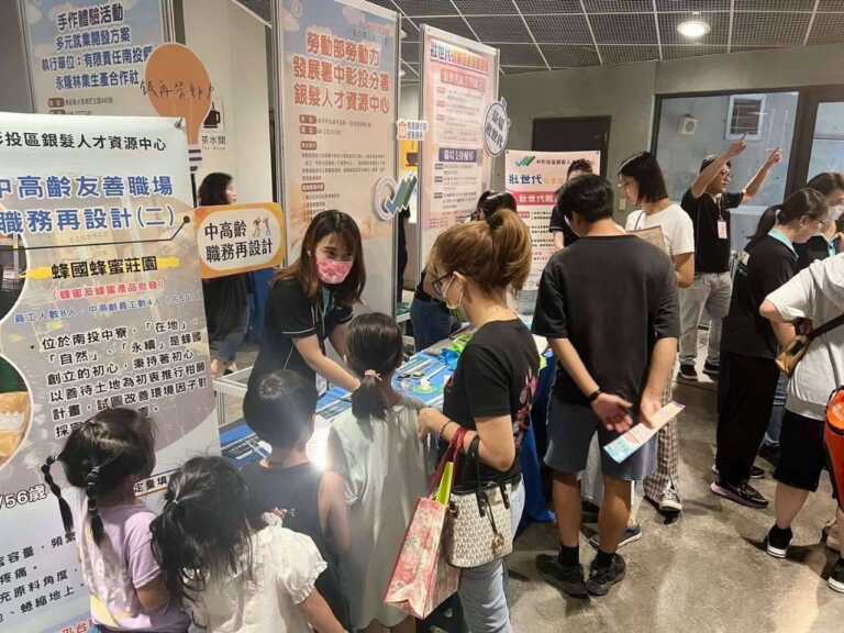 ▲徵才活動現場「職務再設計」專區提供放大鏡、數位游標卡尺等輔具。（資料畫面／中彰投分署提供）