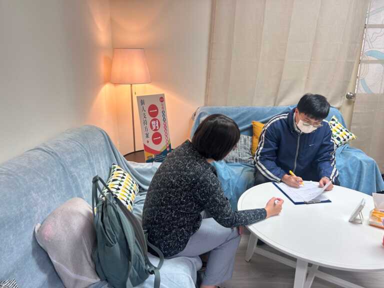 結合在地網絡舉辦婦女方案，除原有的行動式服務外，每週至少三天定點服務，安排福利諮詢，法律諮詢並優先為弱勢婦女提供心理諮商資源等。