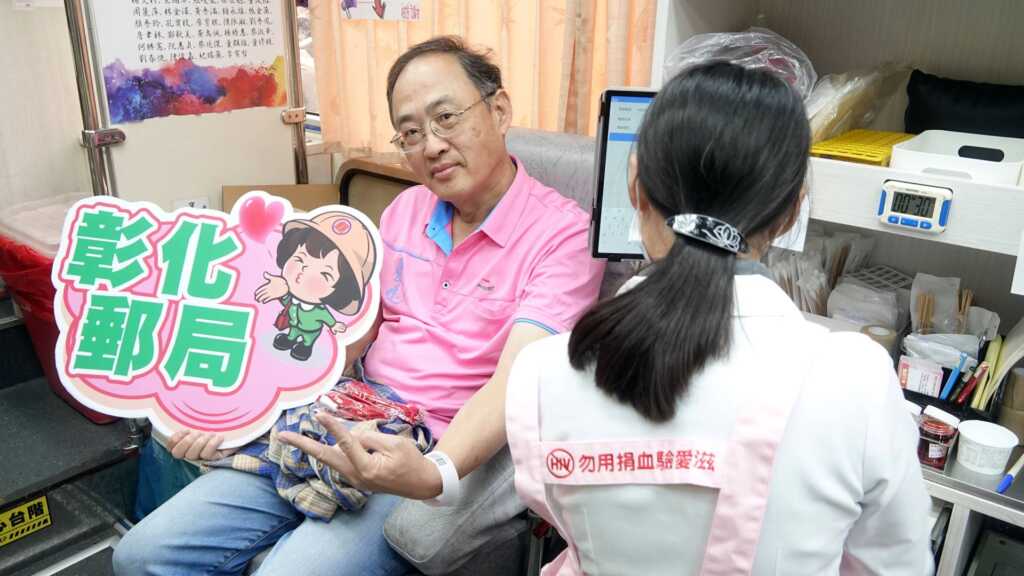 ▲彰化郵局同仁挽袖捐熱血。（記者林明佑攝）