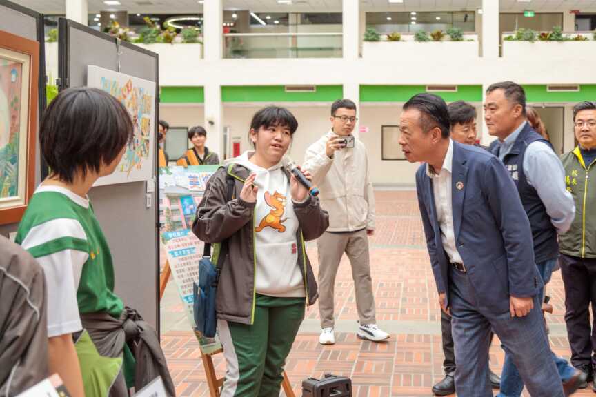 學生上台介紹得意之作，嘉義縣長翁章梁也跟著導覽觀賞畫作。