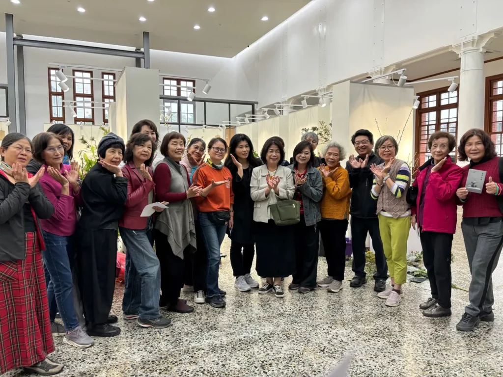 國立新竹生活美學館葉于正館長(右四)、前文建會主委翁金珠(右七)與花藝老師合影