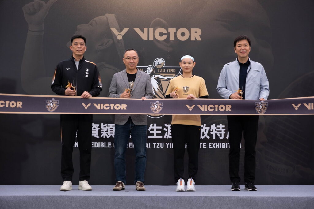 「Yingcredible Career戴資穎選手生涯致敬特展」開幕記者會上戴資穎(中間右)攜手VICTOR陳庶榮總經理(中間左)、中華羽協張國祚理事長(右一)、合作金庫廖國茂總教練(左一)為展覽揭開序幕