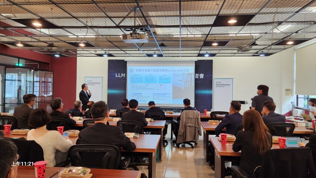 圖資長楊朝棟說明建置全棧式 AI 學習環境。(圖/陳惠玲攝影)