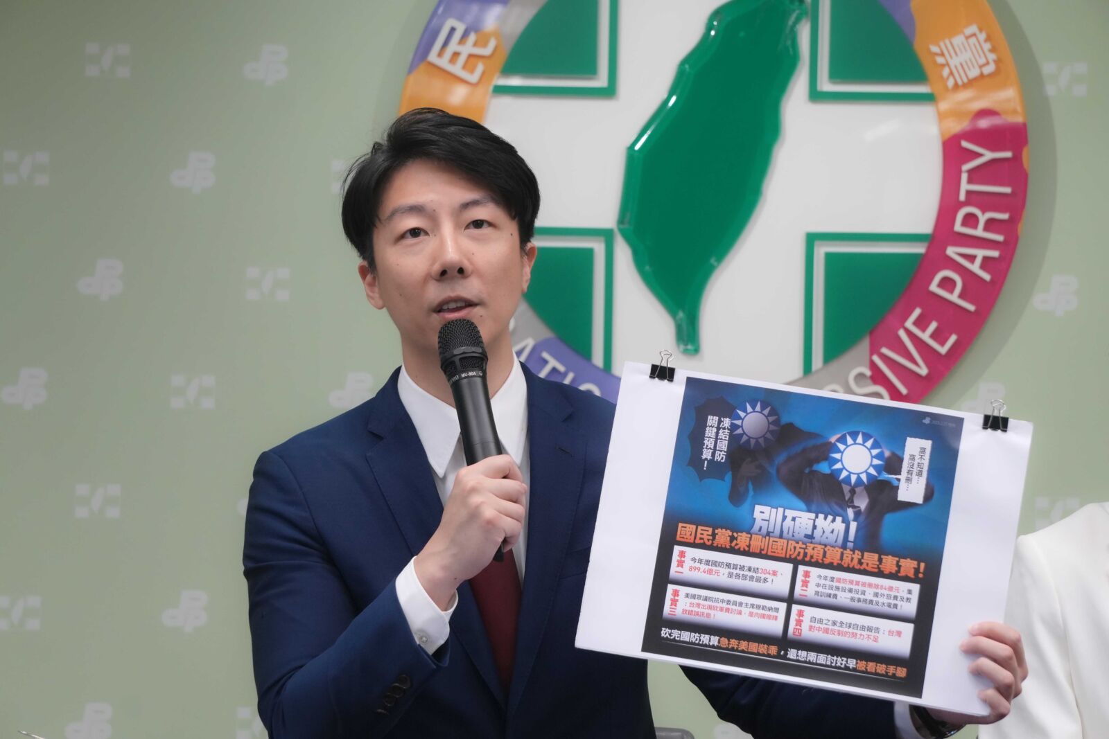 藍白刪凍國防預算引美國關注 民進黨籲同意覆議案 190 藍白刪凍國防預算引美國關注 民進黨籲同意覆議案 189