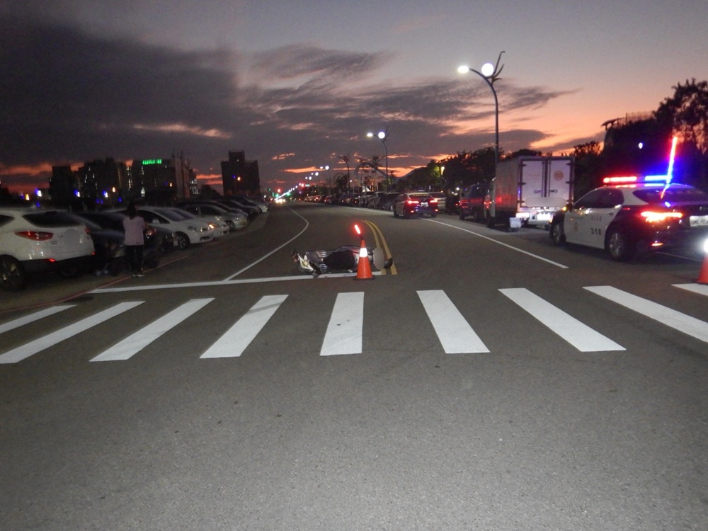 無牌轎車撞2車逃逸 肇逃嫌救護車行車紀錄器現蹤 209 cnews204250306a07