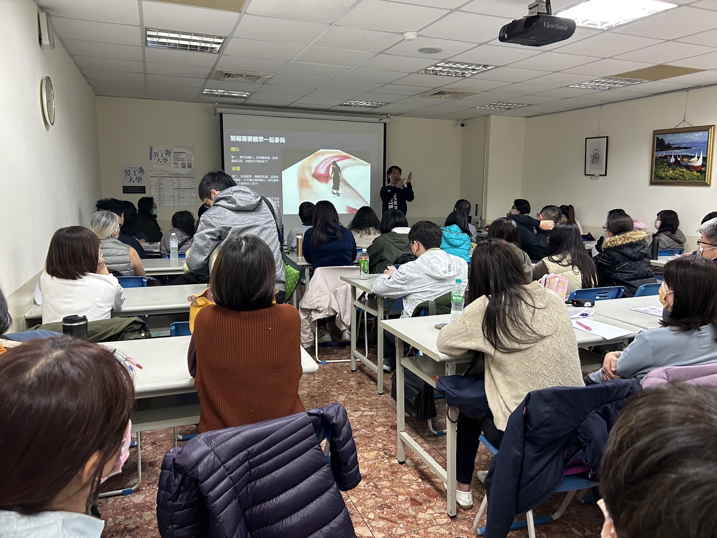 勞工大學首堂課程吸引了大量學員踴躍參與,現場氣氛熱烈,學員們積極互動,展現出對學習的高度熱忱與期待。(圖/記者林照東翻攝)