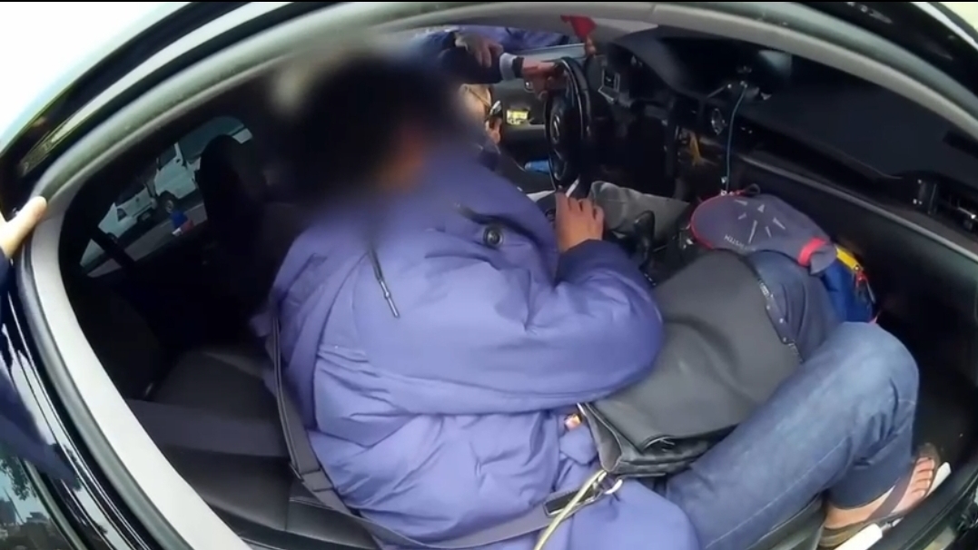 林口派出所日前接獲民眾報案,指稱有小客車違規停放於紅線上,影響交通,員警吳玟儀獲報後立即趕赴現場盤查。(記者 黃荷琇翻攝)