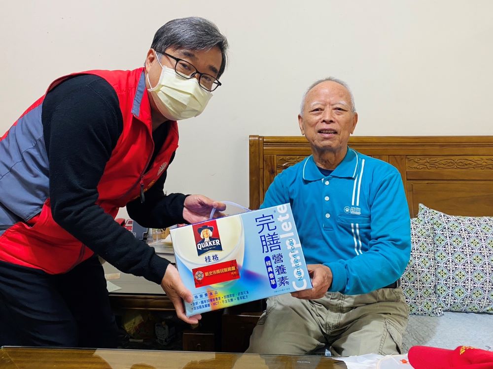 《圖說》李毓錫副處長關懷訪視榮民陳伯伯(右),致贈營養品禮盒,關懷伯伯生活近況。〈新北榮服處提供〉