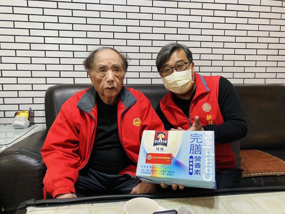 《圖說》李毓錫副處長(右)關懷訪視榮民潘伯伯(左),致贈營養品禮盒,關懷伯伯生活近況。〈新北榮服處提供〉