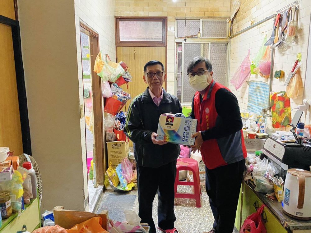 《圖說》李毓錫副處長(右)關懷訪視榮民吳伯伯(左),致贈營養品禮盒,關懷伯伯生活近況。〈新北榮服處提供〉