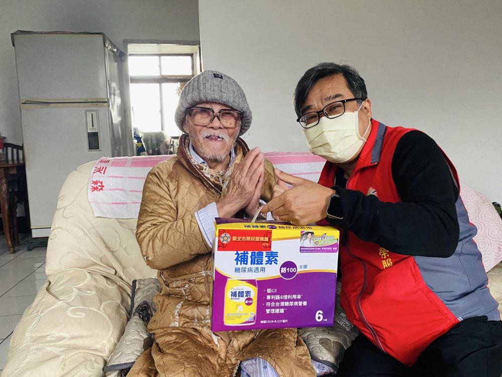 《圖說》李毓錫副處長(右)關懷訪視榮民王伯伯(左),致贈營養品禮盒,關懷伯伯生活近況。〈新北榮服處提供〉
