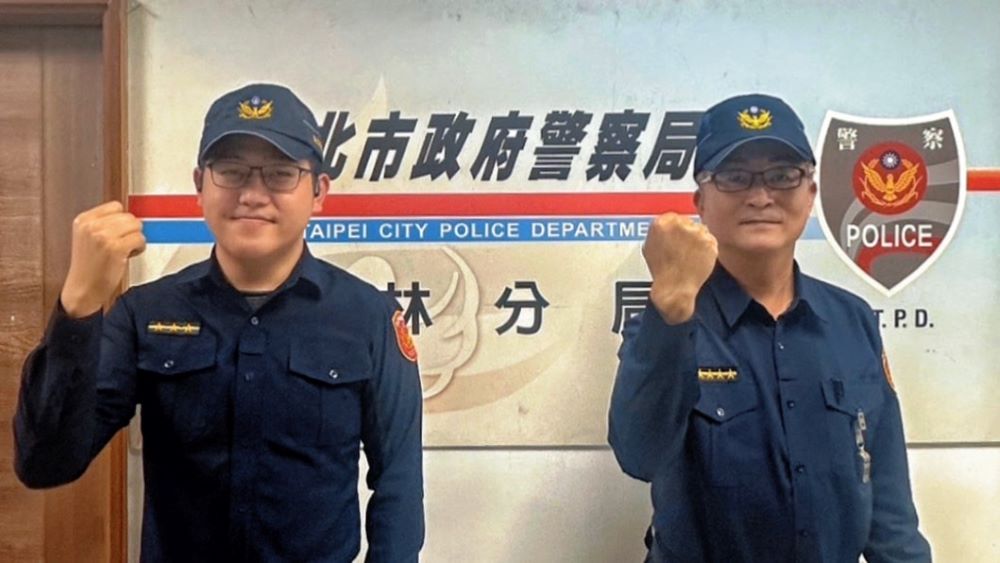 《圖說》攔檢眼尖發現王姓男子涉三項違規行為的員警,左邊黃宇謙,右邊副所長林永結。〈樹林分局提供〉