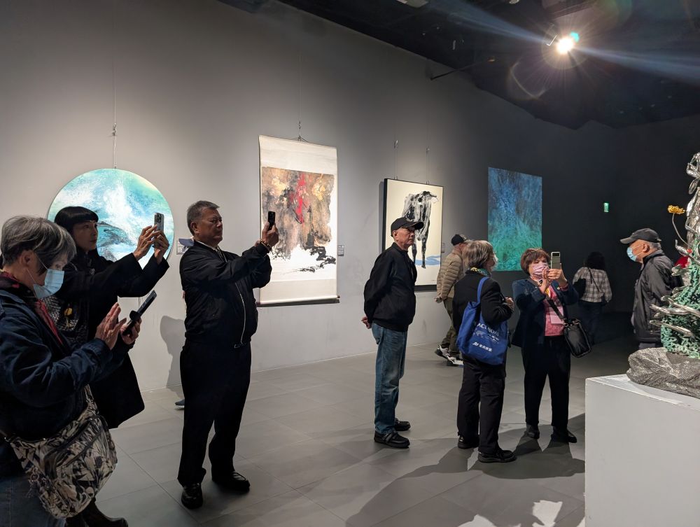 《圖說》科技整合技術,將展覽透過五面沉浸投影在展場,強化長輩們五感震撼。〈板橋榮家提供〉