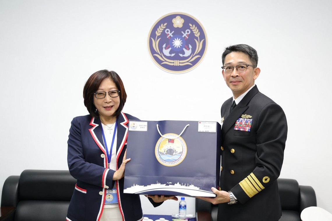 漾新聞 | 康裕成見證海軍戰力 號召市民登艦體驗國防實力