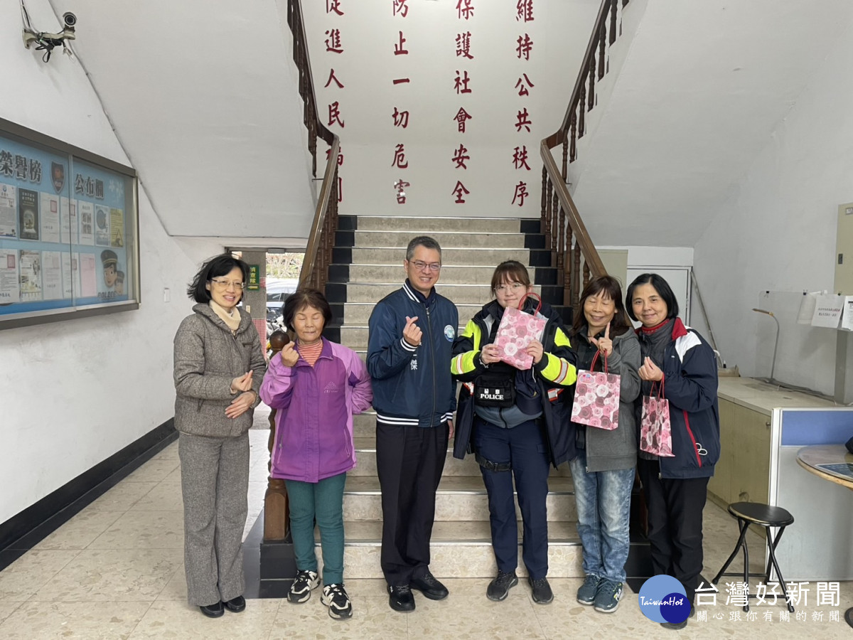 楊梅分局張仁傑前往各單位轉贈每位女性同仁保濕膠原面膜,並祝賀女性同仁婦女節快樂。