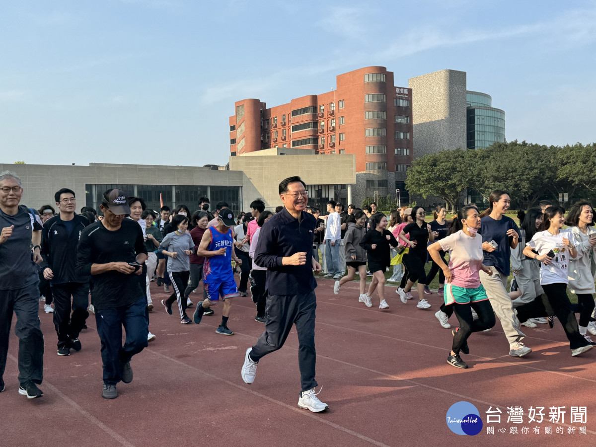 校慶運動會於廖慶榮校長帶領師生進行環校路跑