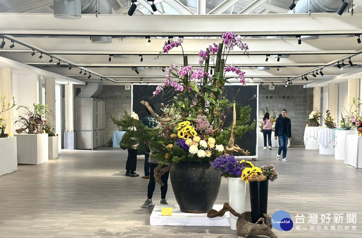 桃園市中華花藝協會舉辦「花顏巧語」花藝展。