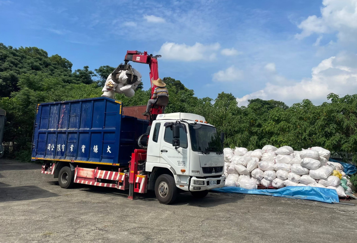 彰化環保局結合縣內26鄉鎮市公所於公墓和納骨塔設置45處紙錢集中點並提供清明節疏文供民眾使用,如有「紙錢集中清運」需求,可洽各鄉鎮市公所清潔隊。圖/彰化縣政府提供
