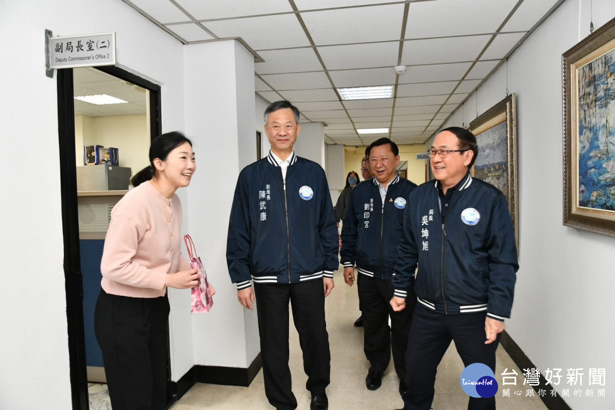 桃警慶祝婦女節，各分局獻禮感謝女警貢獻，送上祝福與溫馨禮品。