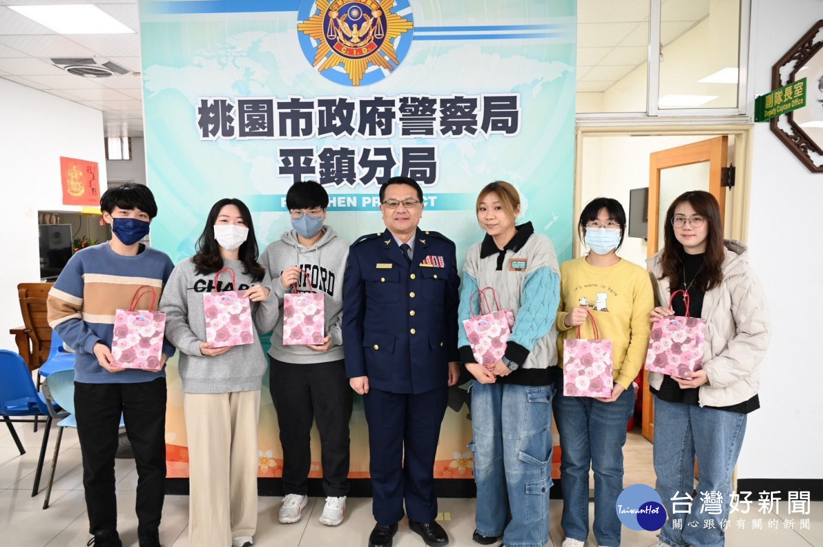 桃警慶祝婦女節,各分局獻禮感謝女警貢獻,送上祝福與溫馨禮品。