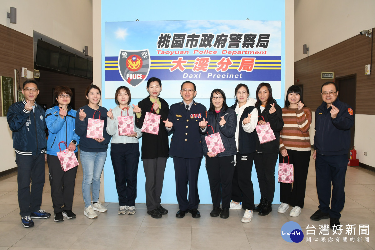 桃警慶祝婦女節,各分局獻禮感謝女警貢獻,送上祝福與溫馨禮品。