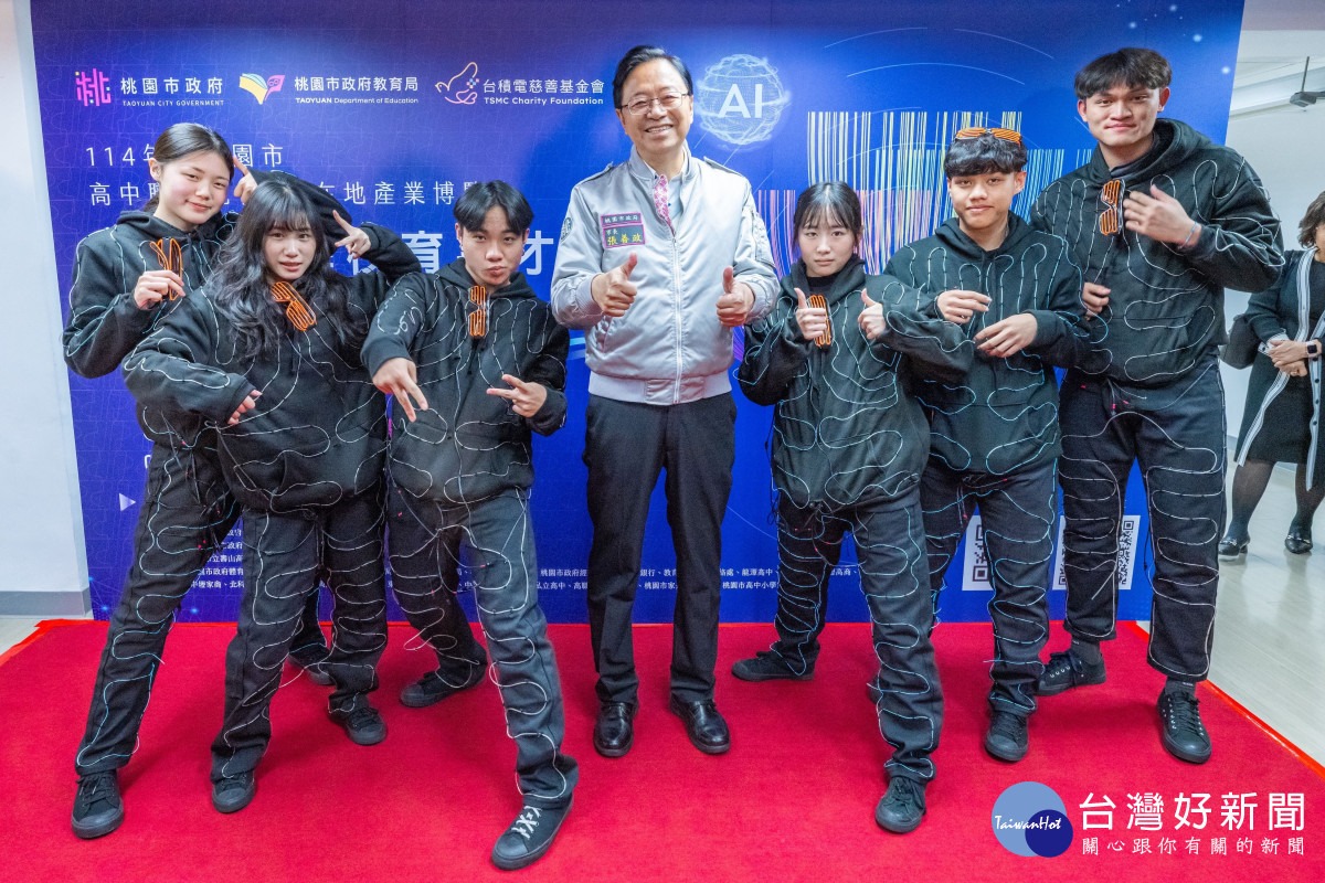 張市長與啟英高中演出學生合照。