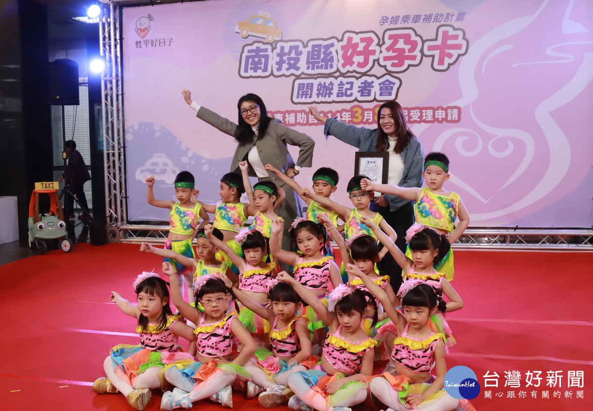 格林幼兒表演後與許縣長合影。(記者扶小萍攝)