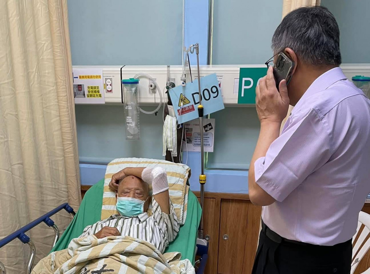台灣民眾黨前黨主席柯文哲(右)與其父柯承發(左)。（圖／資料照片，圖源：翻攝自柯文哲Facebook）