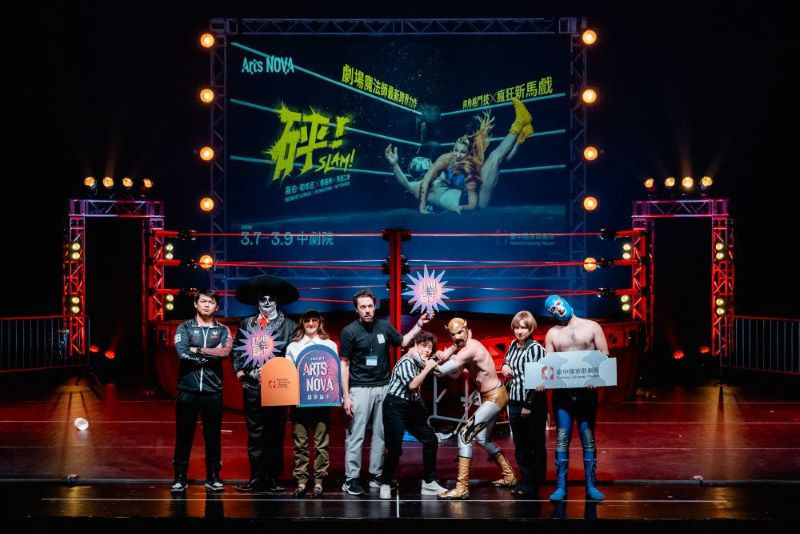  2025 NTT Arts Nova─羅伯．勒帕吉╳機器神╳馬戲工廠《砰！》彩排記者會，臺中國家歌劇院藝術總監邱瑗（右四）俏皮大玩摔角格鬥，與表演者、動作設計奧利維耶．諾曼德（左四）。(圖/臺中國家歌劇院)