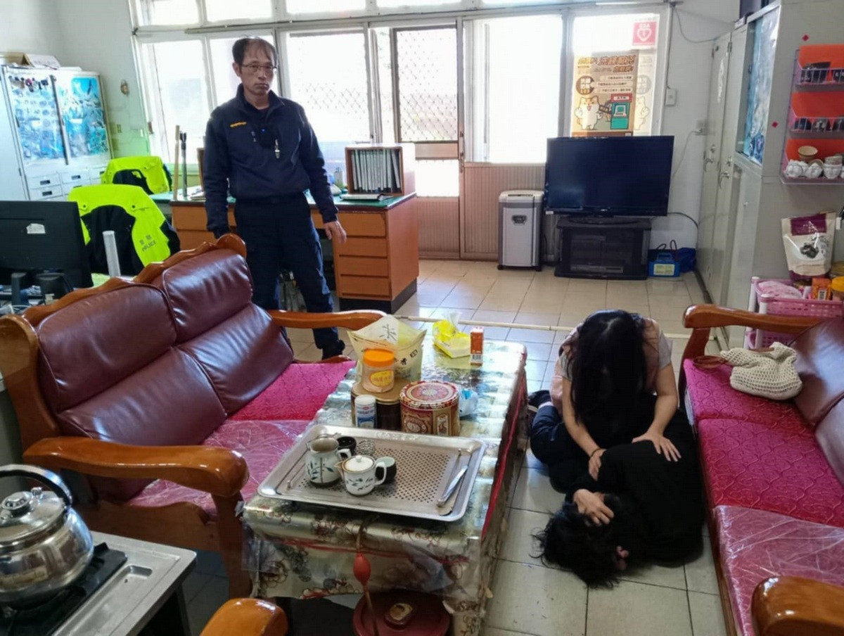 楊姓民眾經警方安撫及勸說後帶回至派出所，並通知家屬尋獲之訊息，楊民家屬對警方積極、熱心協尋深表感謝及肯定。（仁愛警分局提供）