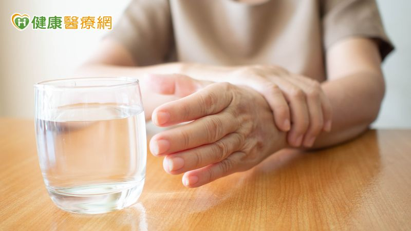 從無力拿筷到成功舉杯!男中風患者 復健搭配經顱磁刺激治療突破困境