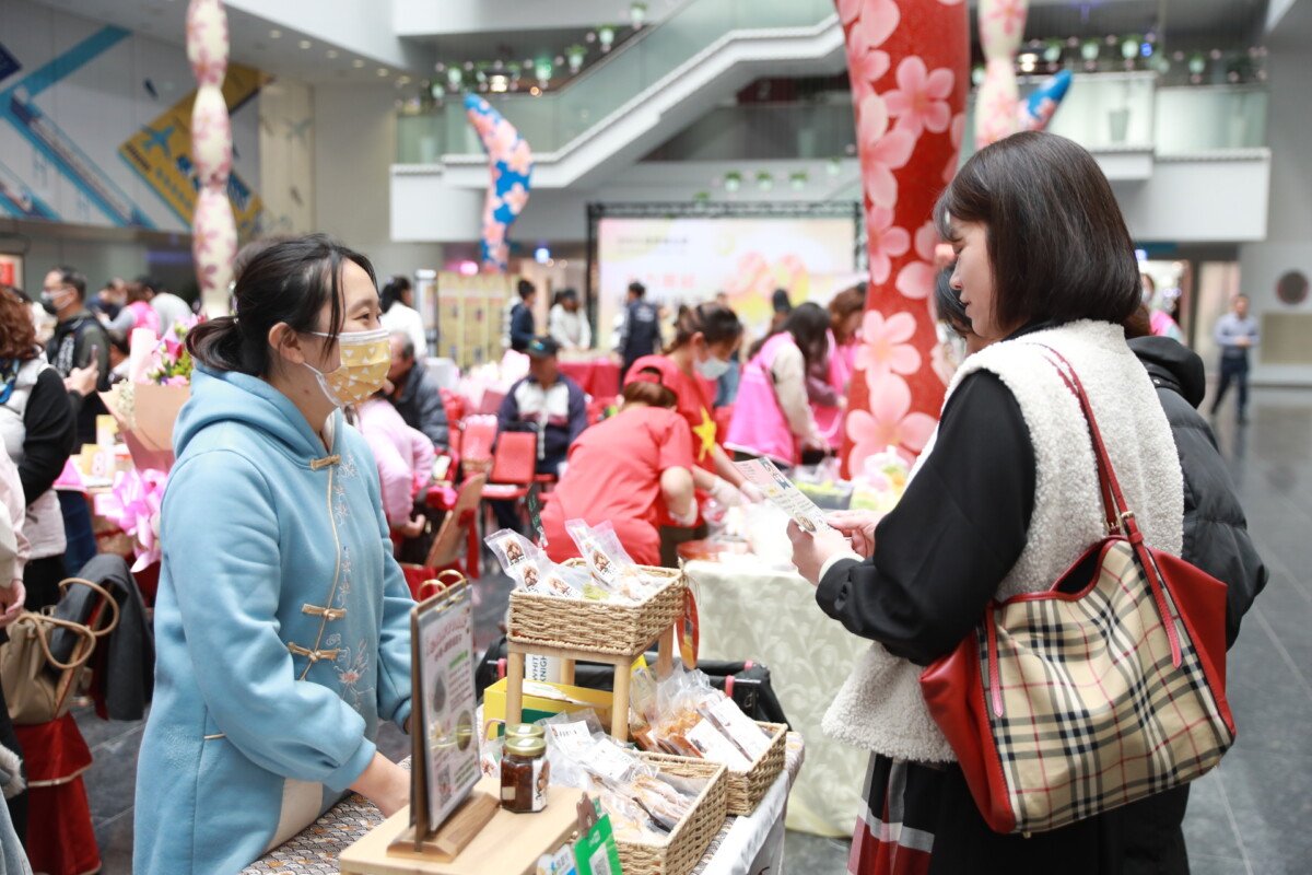 ▲活動現場女子市集培力攤商。(圖/記者顏淑娟翻攝)
