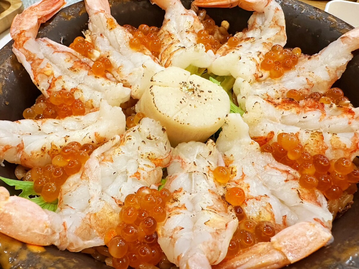 ▲職人匠心製作的「日式釜飯」有炙燒干貝蝦雙拼釜飯等多樣選擇，好吃好看。（圖/記者黃淑貞攝）
