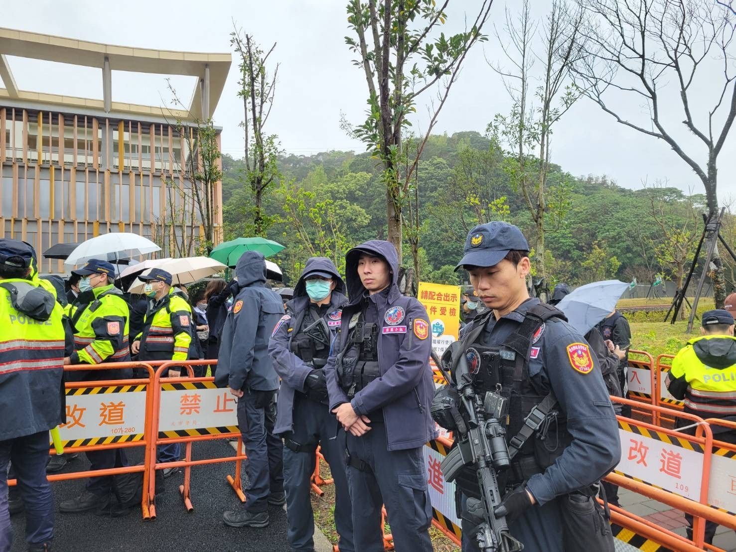 竹聯幫主黃少岑告別式規模驚人 警方高規格布防成功查獲3通緝犯