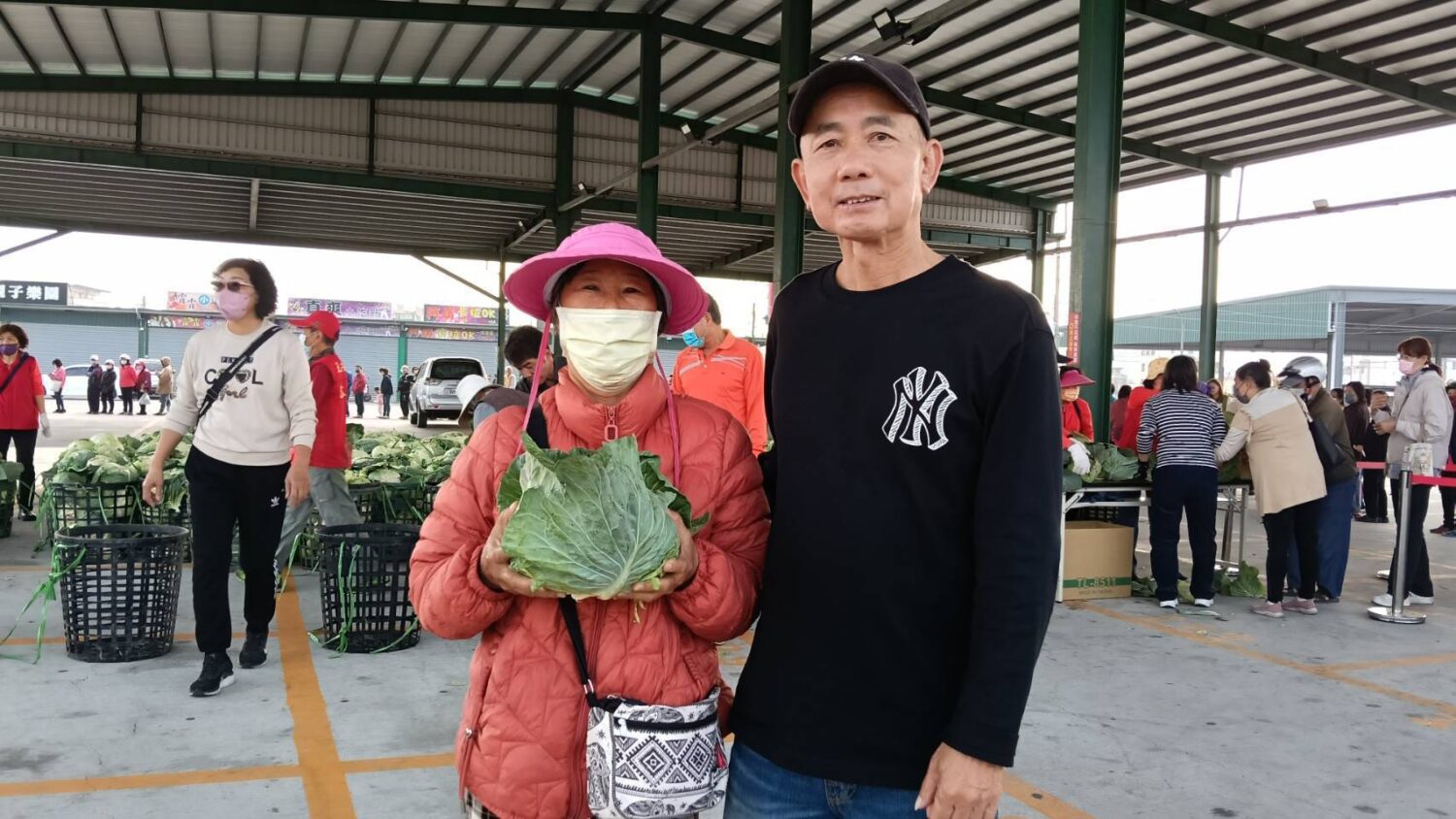 台電大林發電廠攜手里長聯誼會 2萬顆高麗菜溫暖送愛到林園
