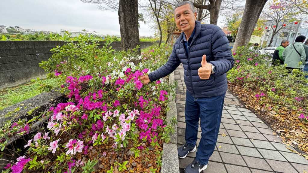 ▲2025社頭杜鵑花季今年活動邁入第三年，首次舉辦「未婚聯誼活動」，社頭鄉長蕭浚二邀請各地遊客及在地鄉親走訪美麗的杜鵑花大道，一同感受社頭的魅力與活力。（記者林明佑攝）